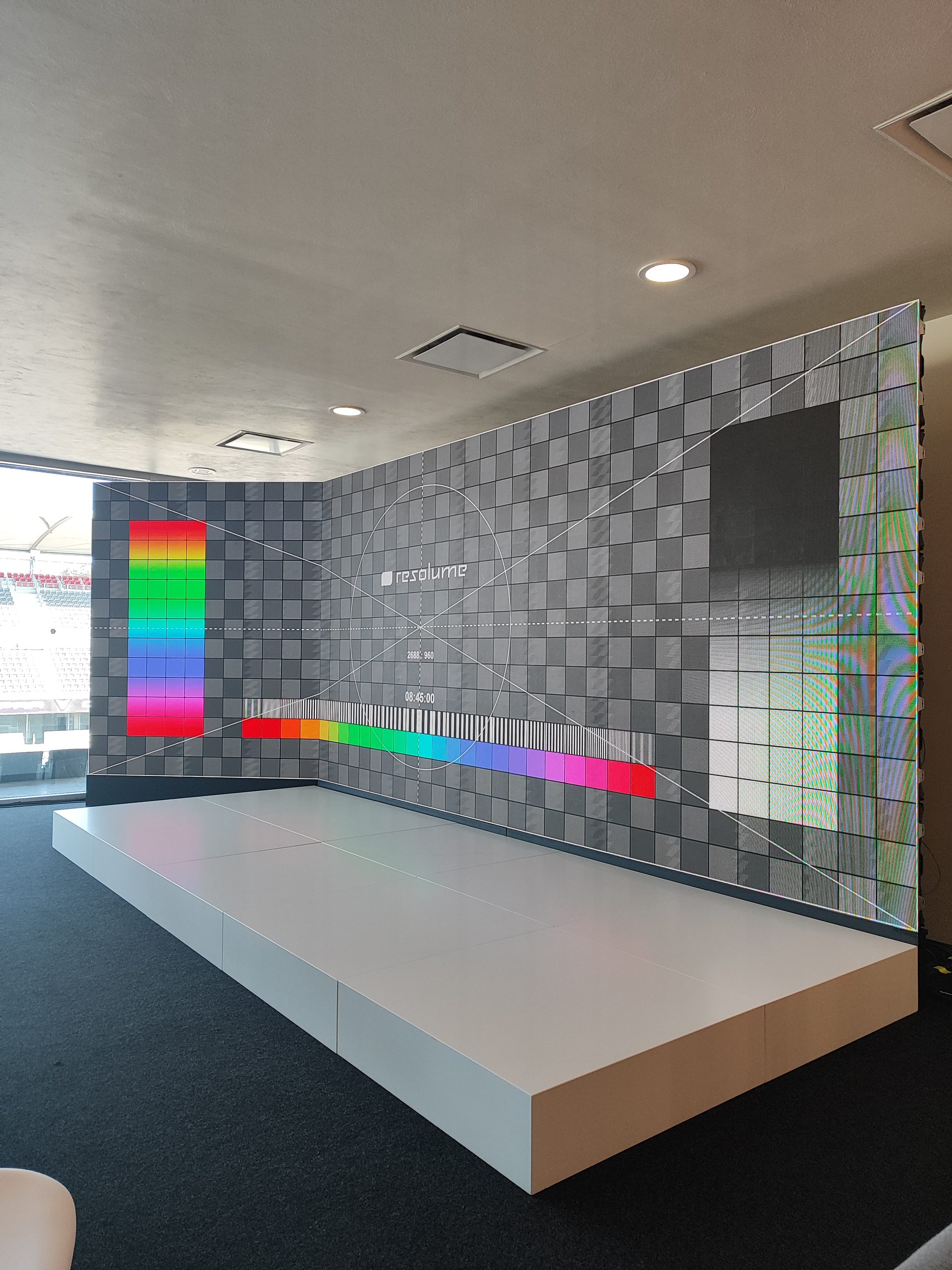 Calibración del LED wall principal antes del evento — pruebas de color y geometría con patrón de referencia.