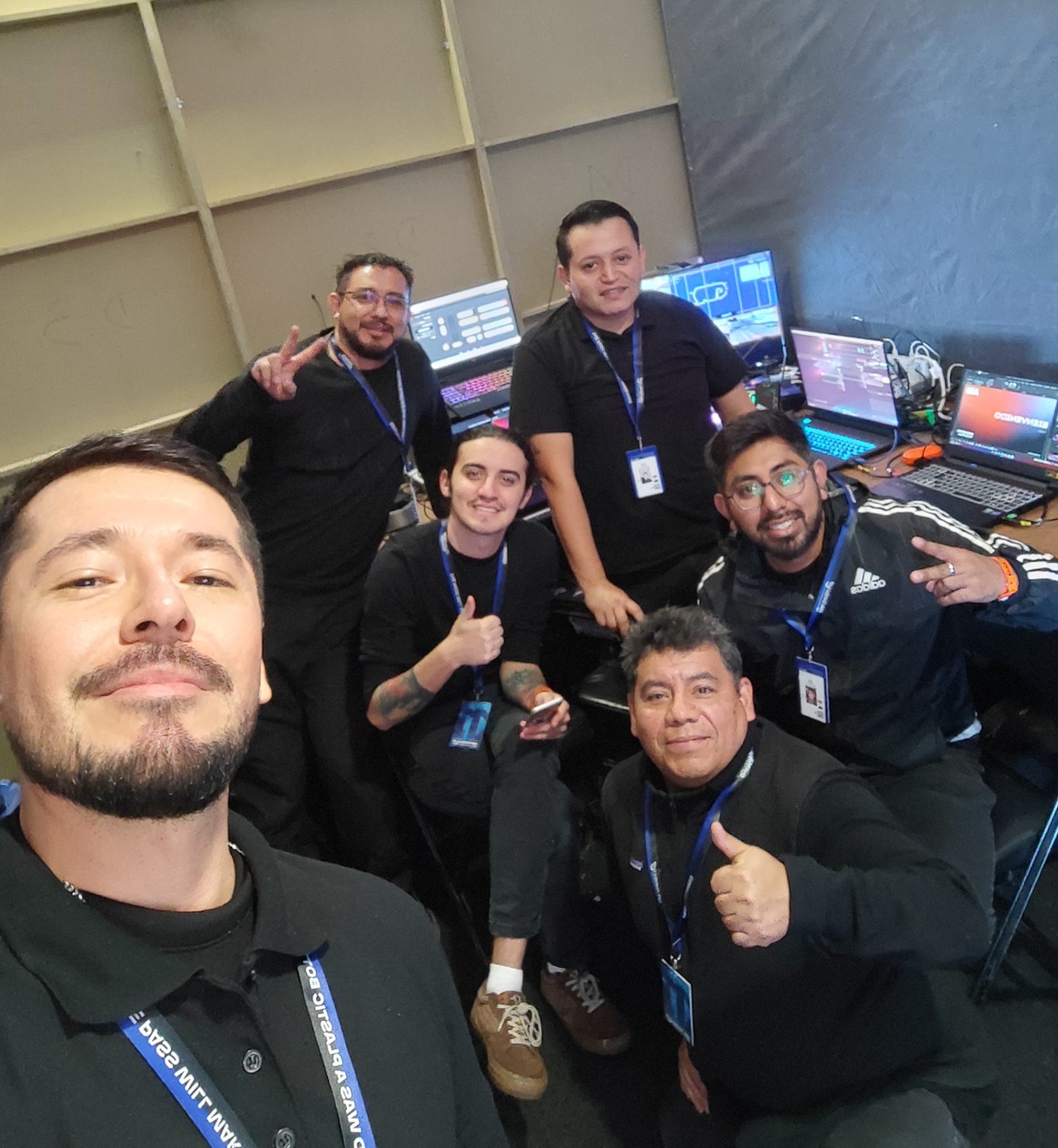 El equipo detrás de la suite — coordinación técnica desde el back office de operaciones durante el ePrix 2025.